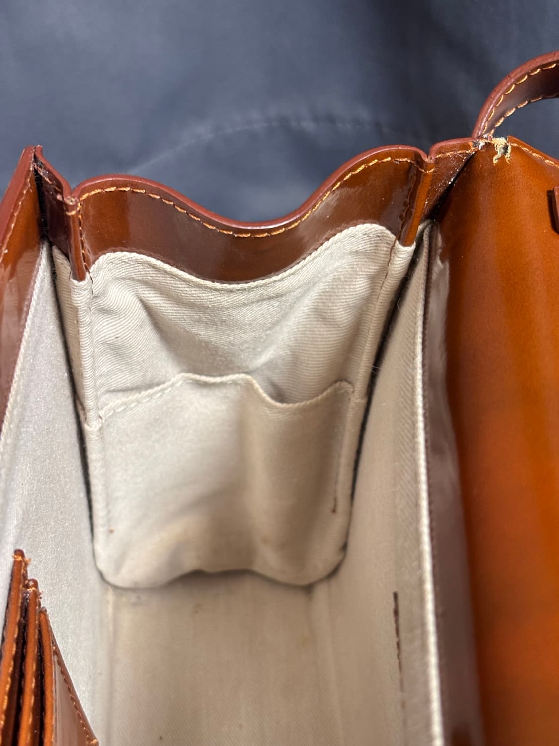 밀리유미유 브라운 에나멜 숄더백 디자이너브랜드 상품이미지8