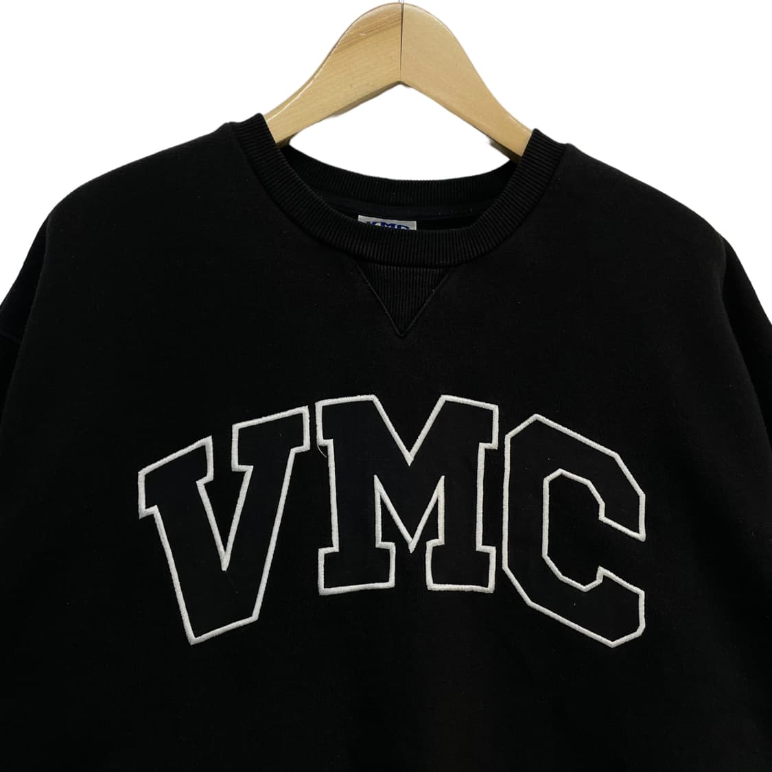 VMC 굿즈 스펠 로고 맨투맨 블랙 상품이미지3