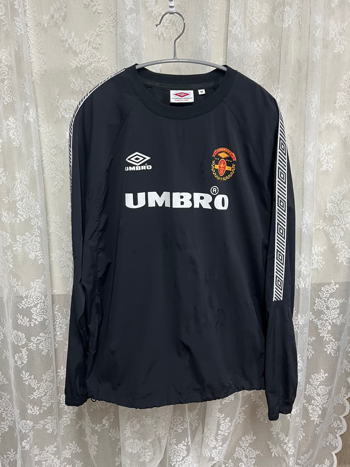 엄브로 바람막이 티셔츠 사이드 테잎 피스테 블랙 umbro 상품이미지1