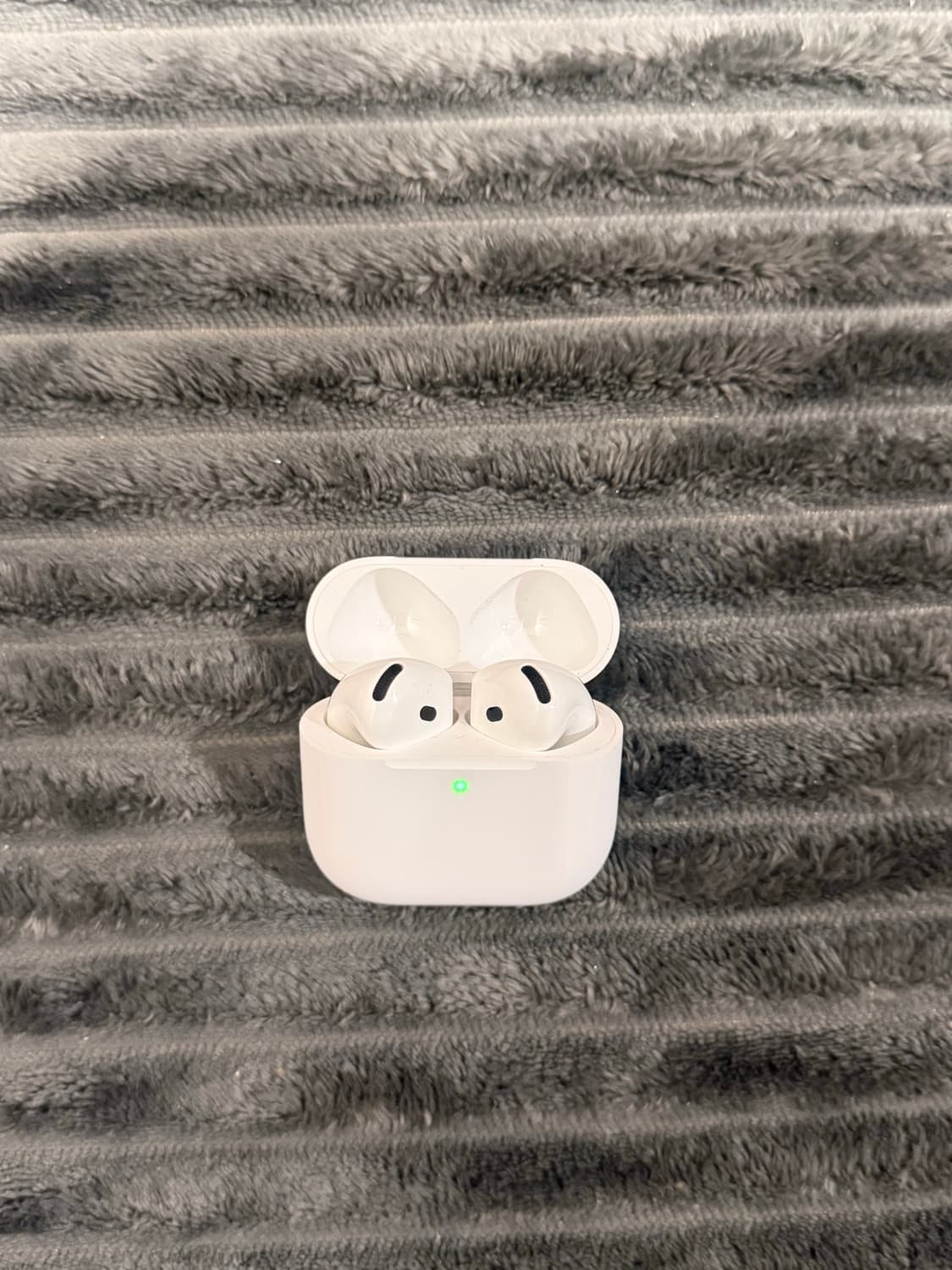 에어팟 4세대 1번착용 상품이미지1
