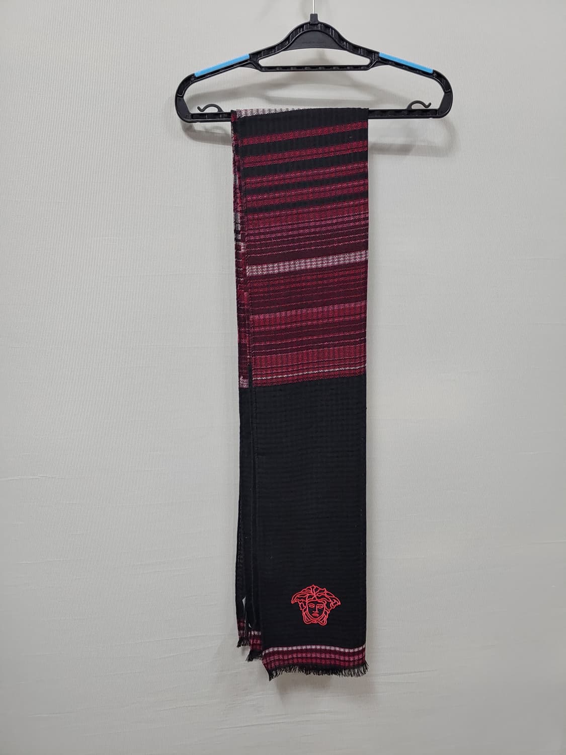 베르사체 블랙/레드 패턴 머플러 180x70cm 상품이미지1