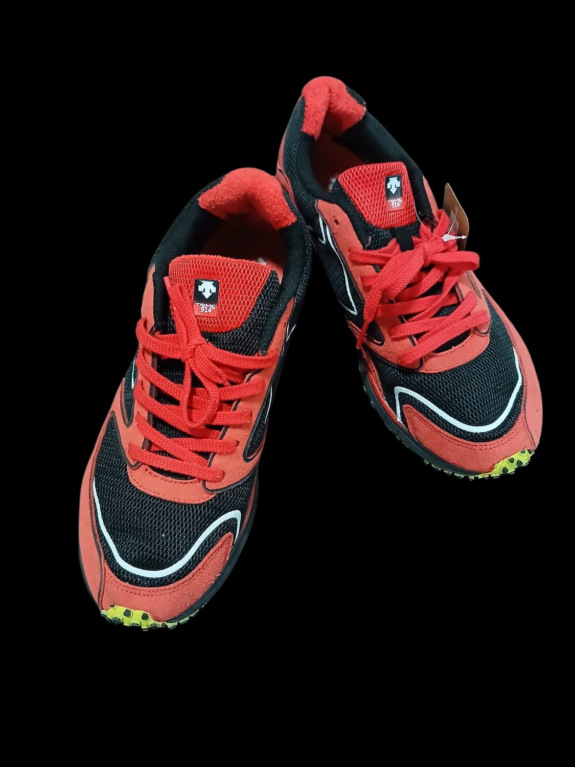 데상트 경량 러닝화 블랙/레드 배색 270 상품이미지1