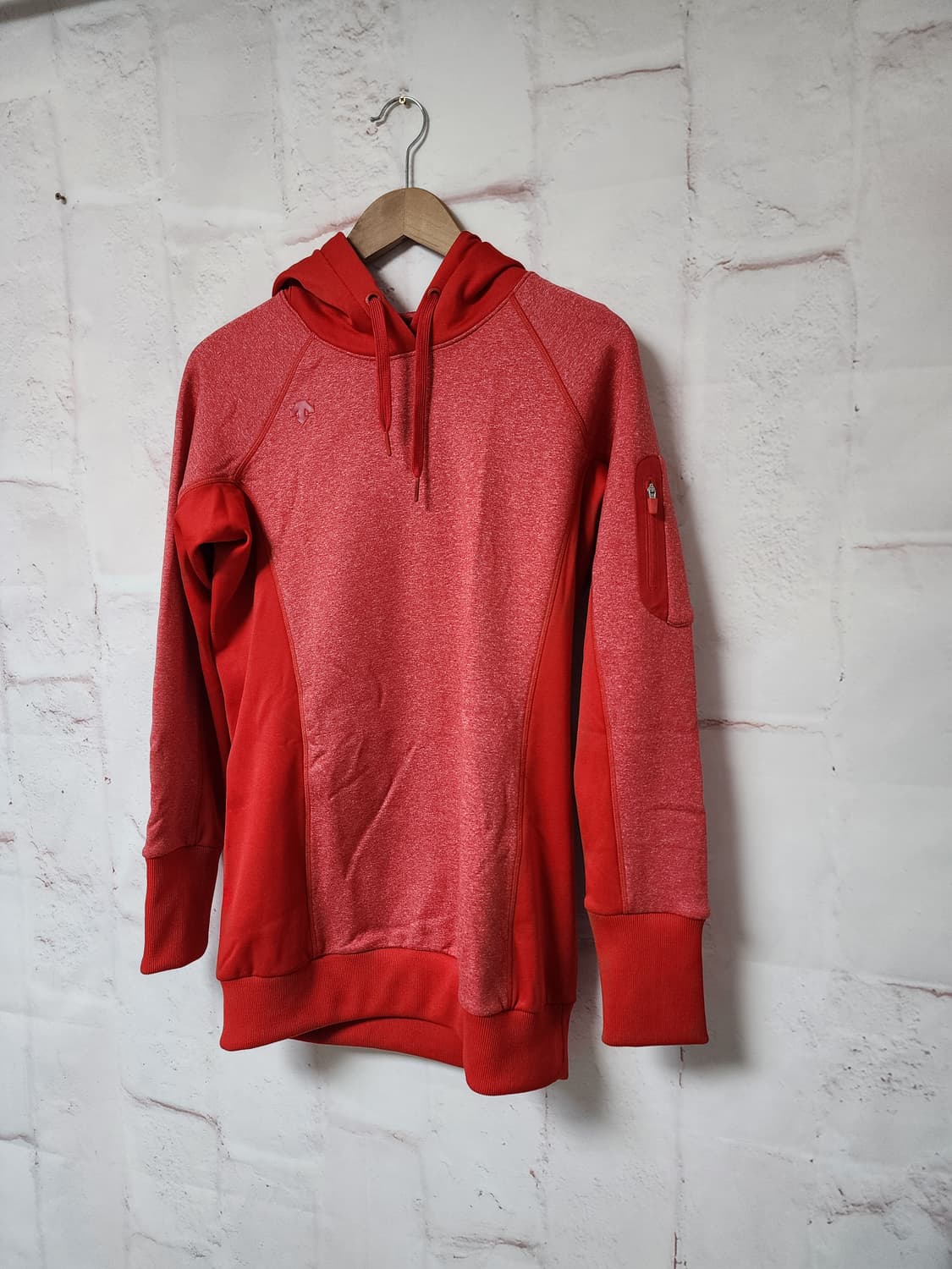 데상트 기모 후드티 상품이미지2