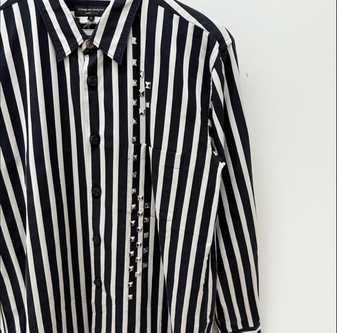꼼데가르송 옴므플러스 스터드 스트라이프 셔츠 상품이미지3