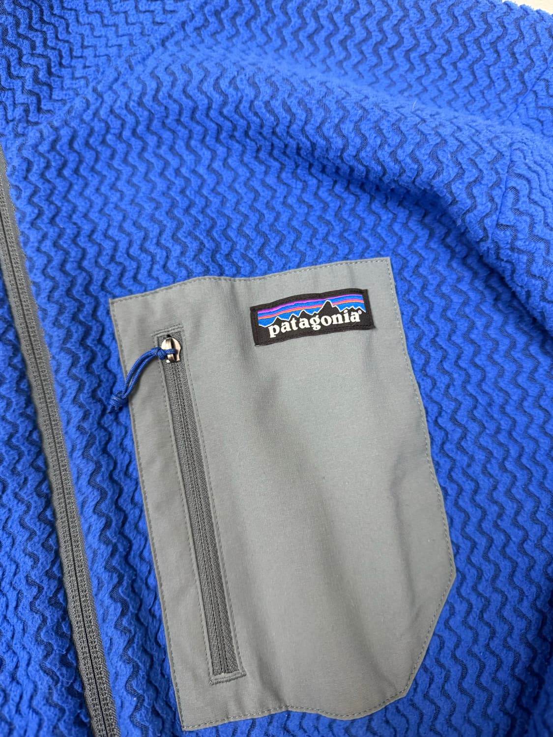 파타고니아 R1 에어 풀집 후디 블루 색상 XL 사이즈입니다. 독특한 조 상품이미지3