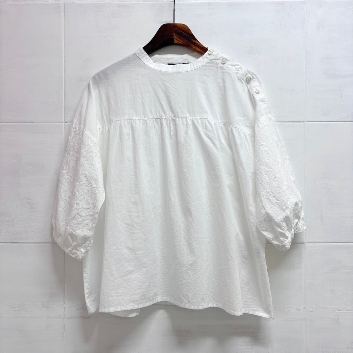 BELLMOUNT 화이트 자수 셔링 모리걸 블라우스 JPN 상품이미지1