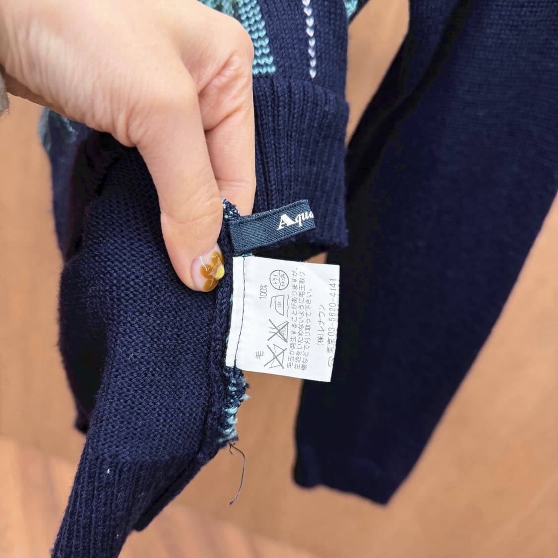 아쿠아스큐텀 하프넥 긴팔 니트 타탄 체크 패턴 비대칭 버튼 디테일 네이비 상품이미지6