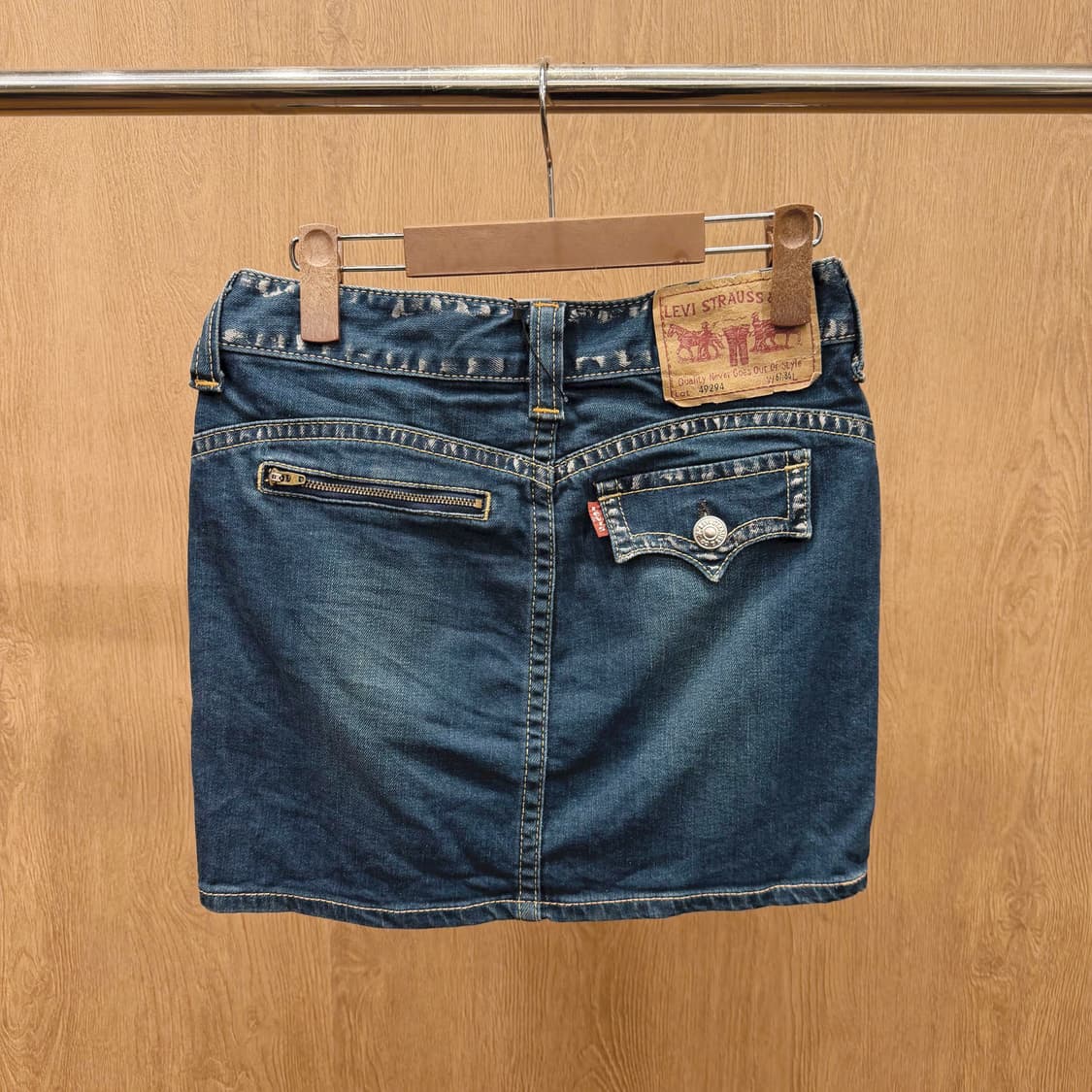 리바이스 코튼 미니 스커트 플랩 포켓 레드 로고 탭 디테일 H라인 진청 상품이미지3