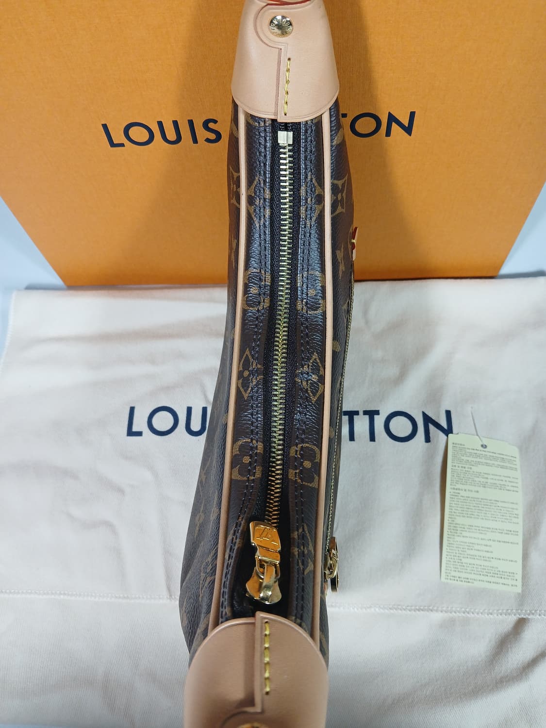 루이비통 루프호보백 M81098 상품이미지6