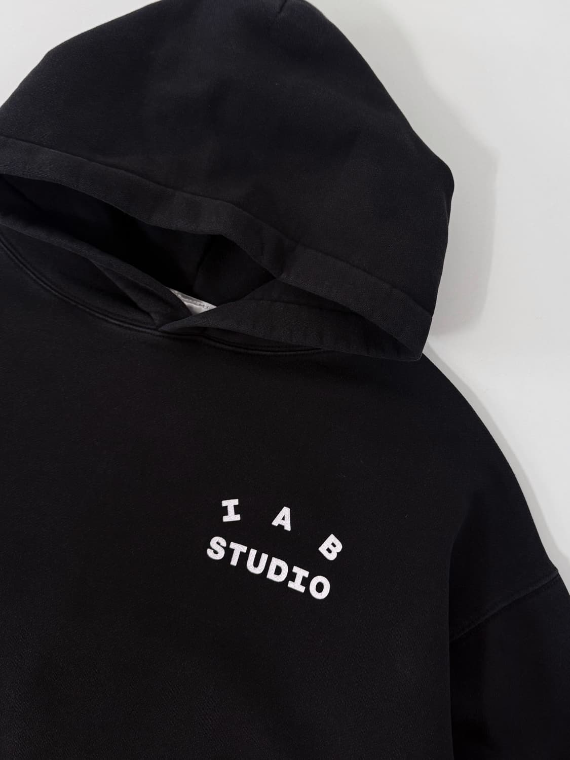아이앱스튜디오 루즈핏 빅로고 블랙 스웻 후드 상품이미지5