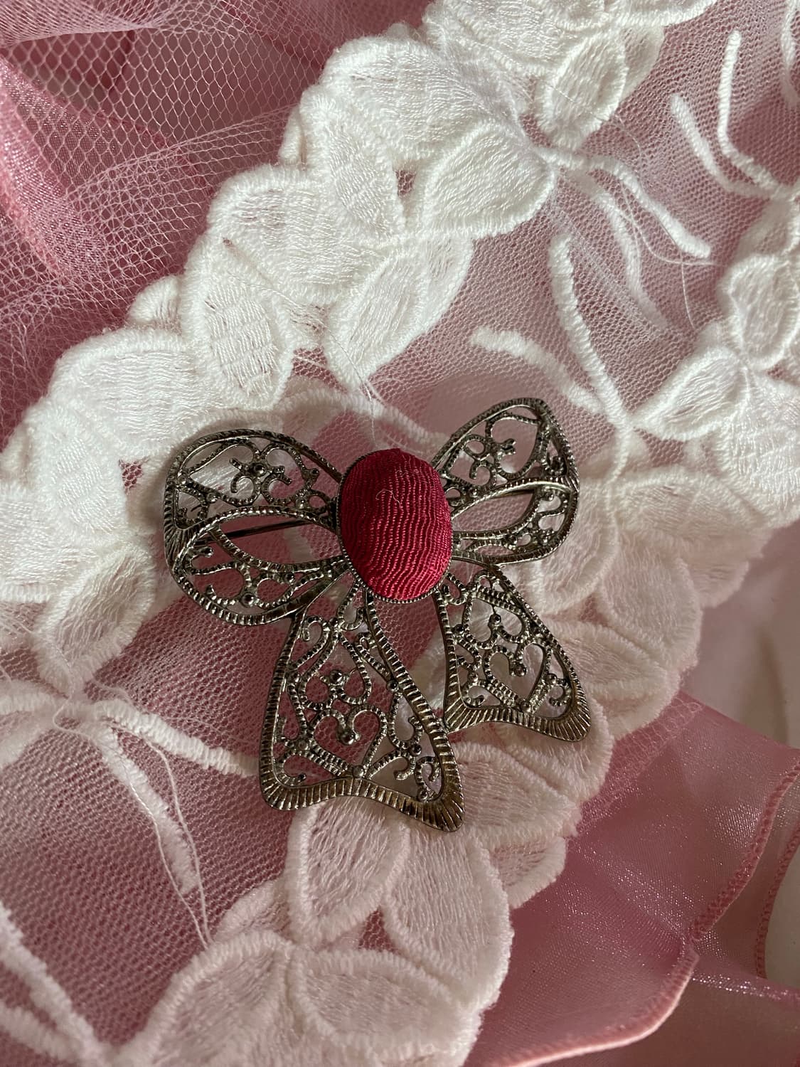  레드 패브릭 센터 리본 메탈 브로치 상품이미지3