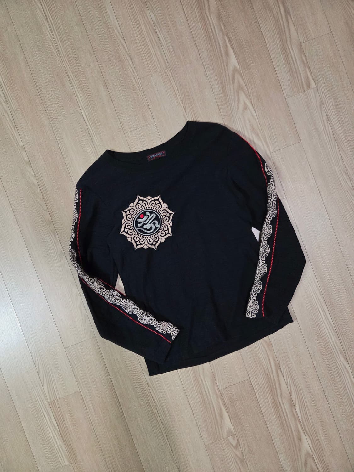 CHICIRI JAPAN 블랙 자수 롱 슬리브 티셔츠 상품이미지1