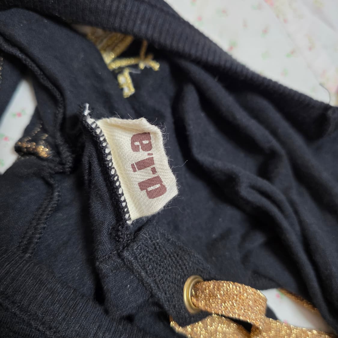 d.i.a 오네갸루 백 스트링 리본 골드 레터링 펑크 반팔 상품이미지5