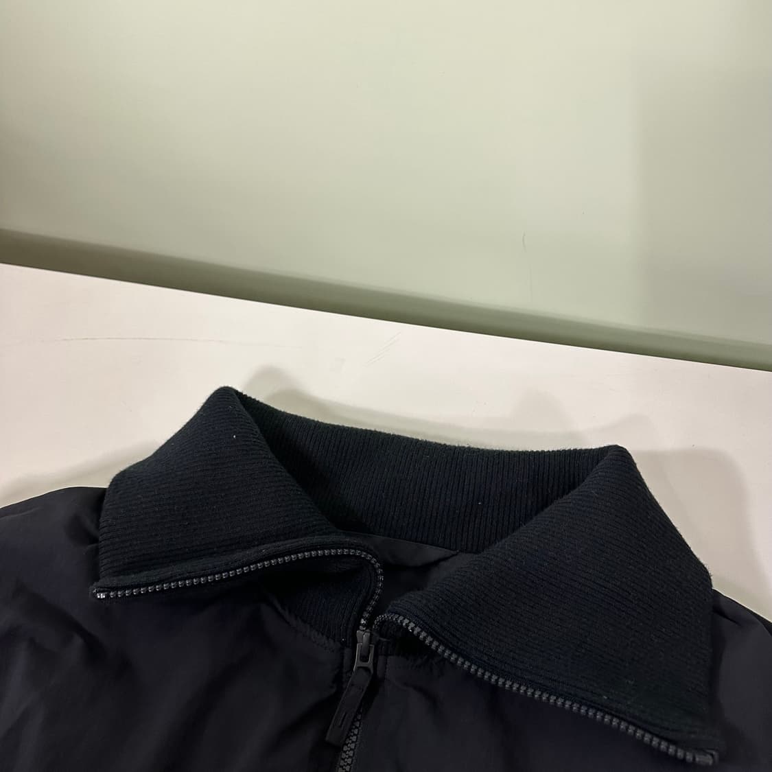 L 105 유니클로U 블랙 오버핏 폴라넥 크롭패딩점퍼 상품이미지5