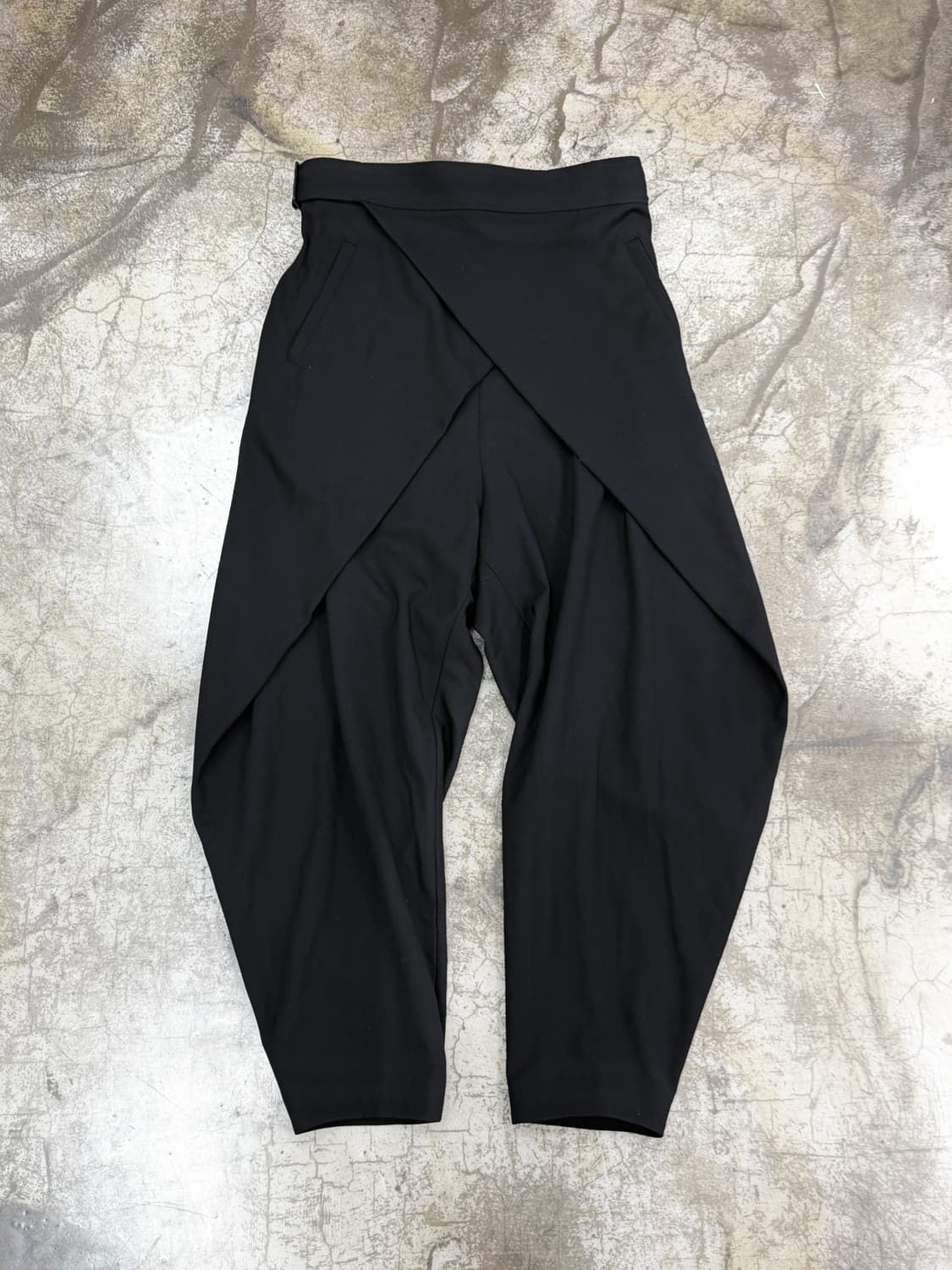 이세이미야케 크로스 패널 드레이프 팬츠 상품이미지1