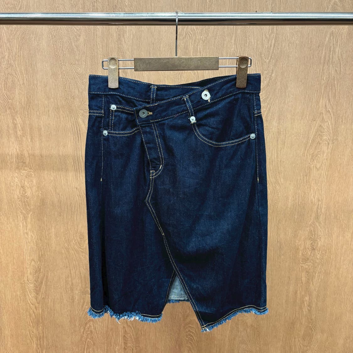 빔즈 보이 데님 미디 스커트 언발란스 랩 오버랩 디테일 스트레이트핏 블루 상품이미지2