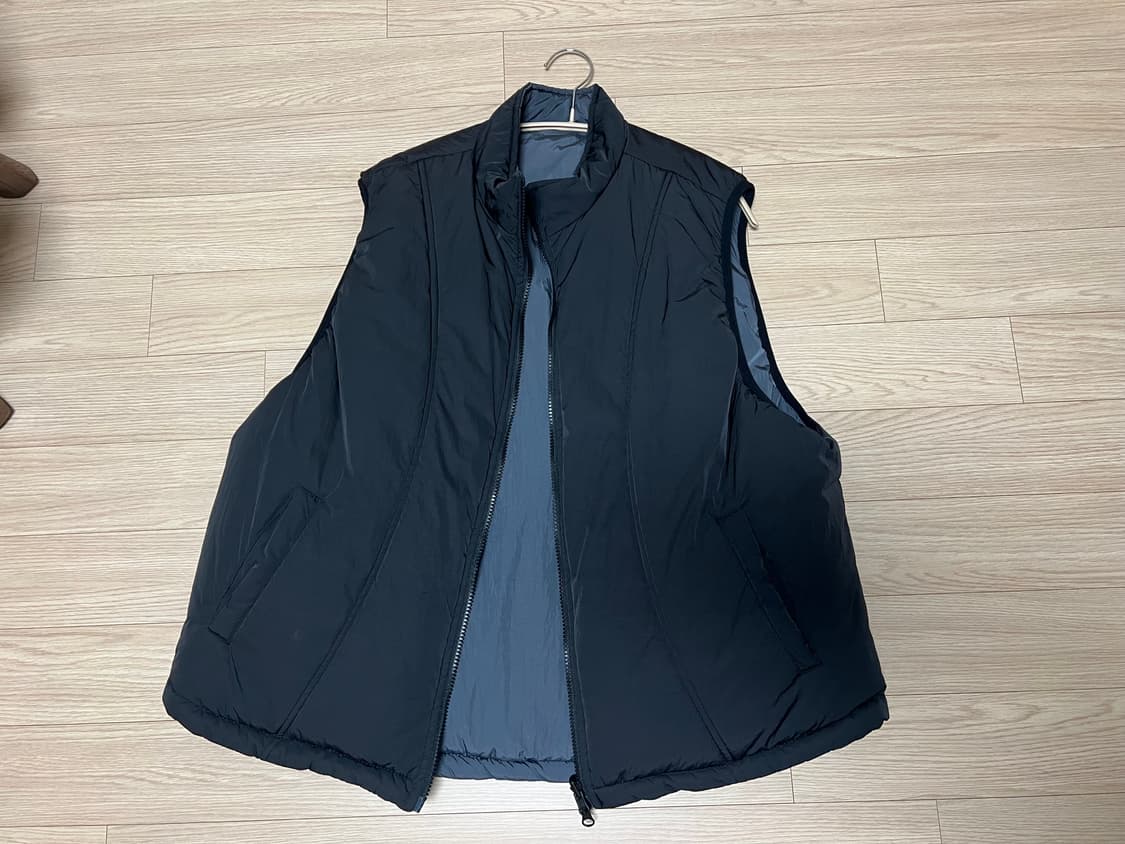 발루트 커브드 리버시블 패딩 베스트 블랙 3사이즈 상품이미지1