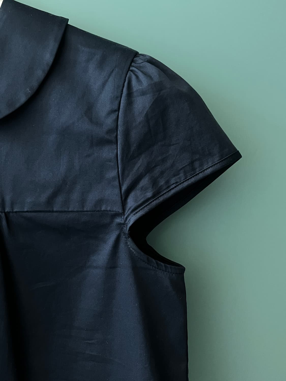 코스모스 셔링 캡 슬리브 블라우스 네이비 상품이미지4