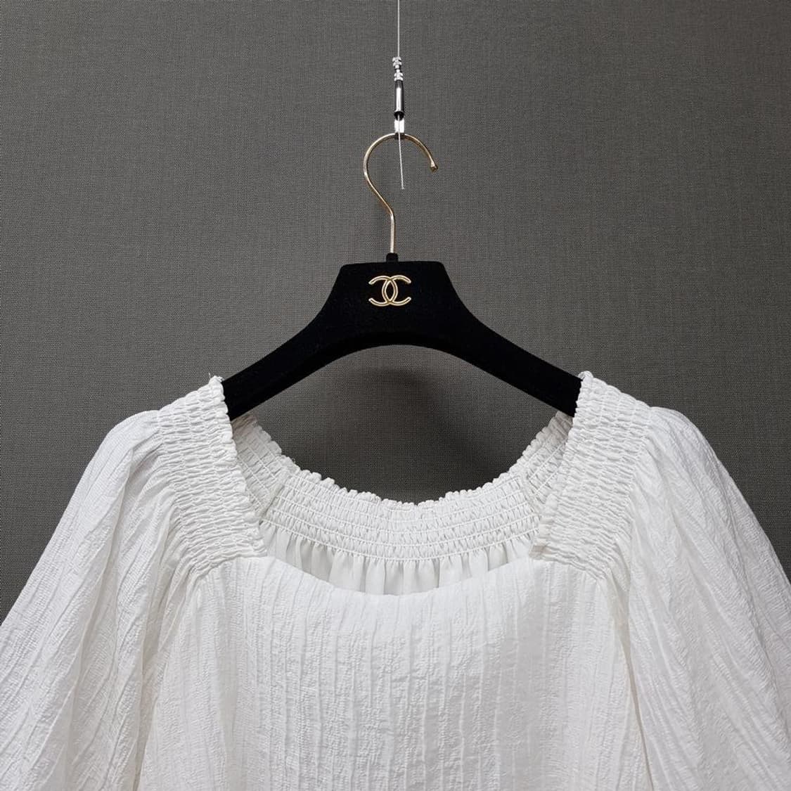 클럽모나코 2025스모크 밴딩 퍼프 슬리브 블라우스 S사이즈 상품이미지2