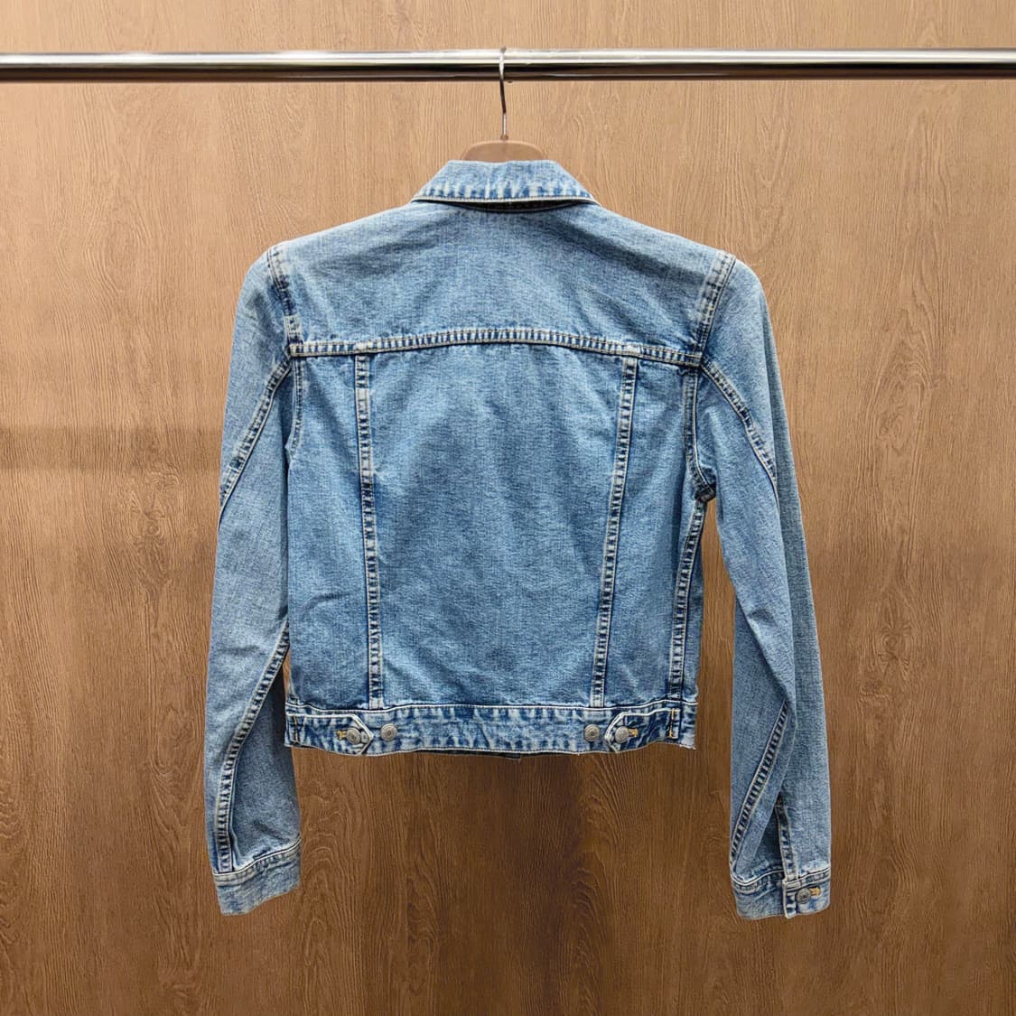 도나카란 뉴욕 코튼 크롭 데님 자켓 실버 버튼 스티치 디테일 연청 상품이미지3