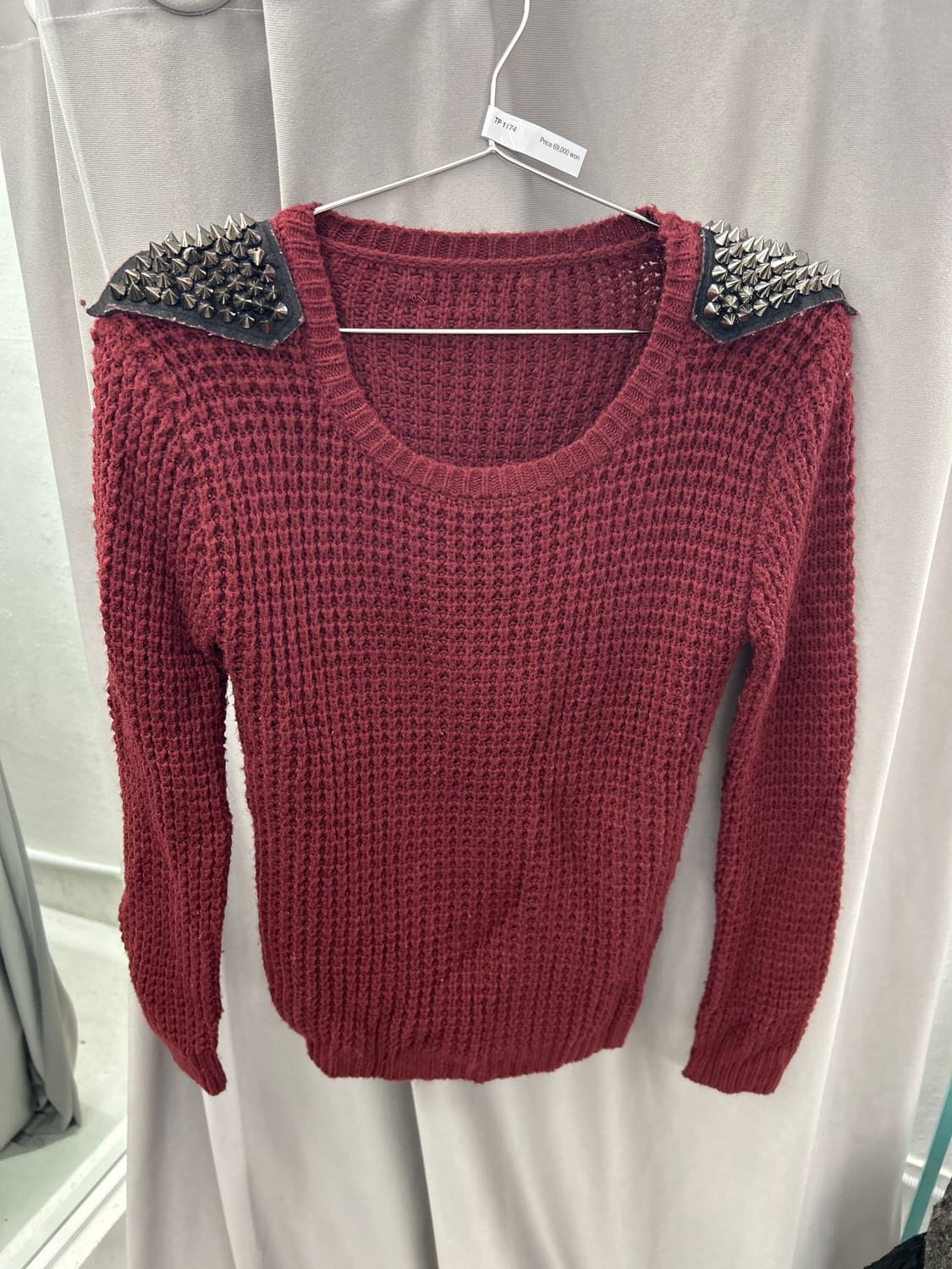 숄더스터드 니트 상품이미지1