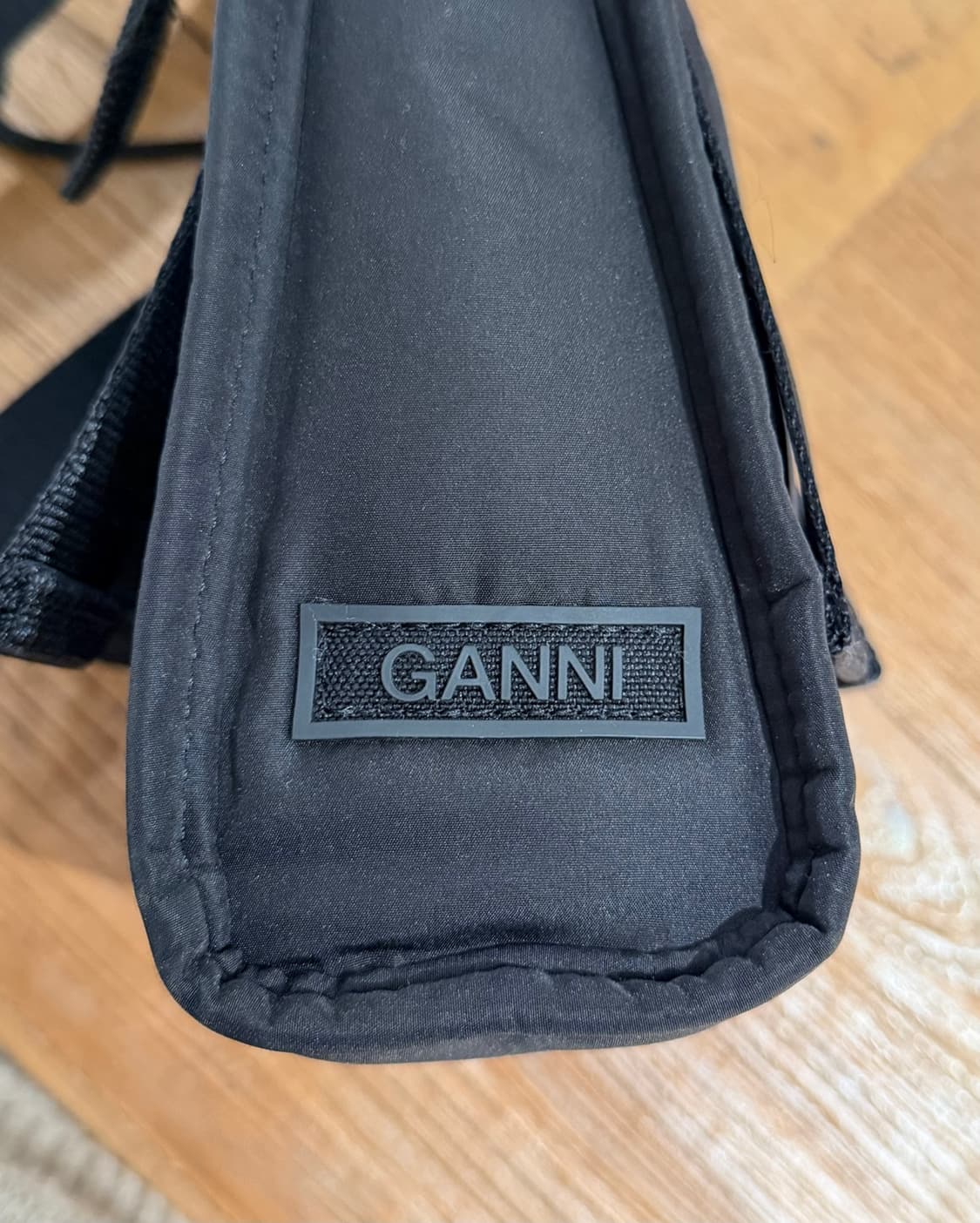 가니 블랙 24ss 로고 스트랩 미니 테크 토트백 상품이미지6