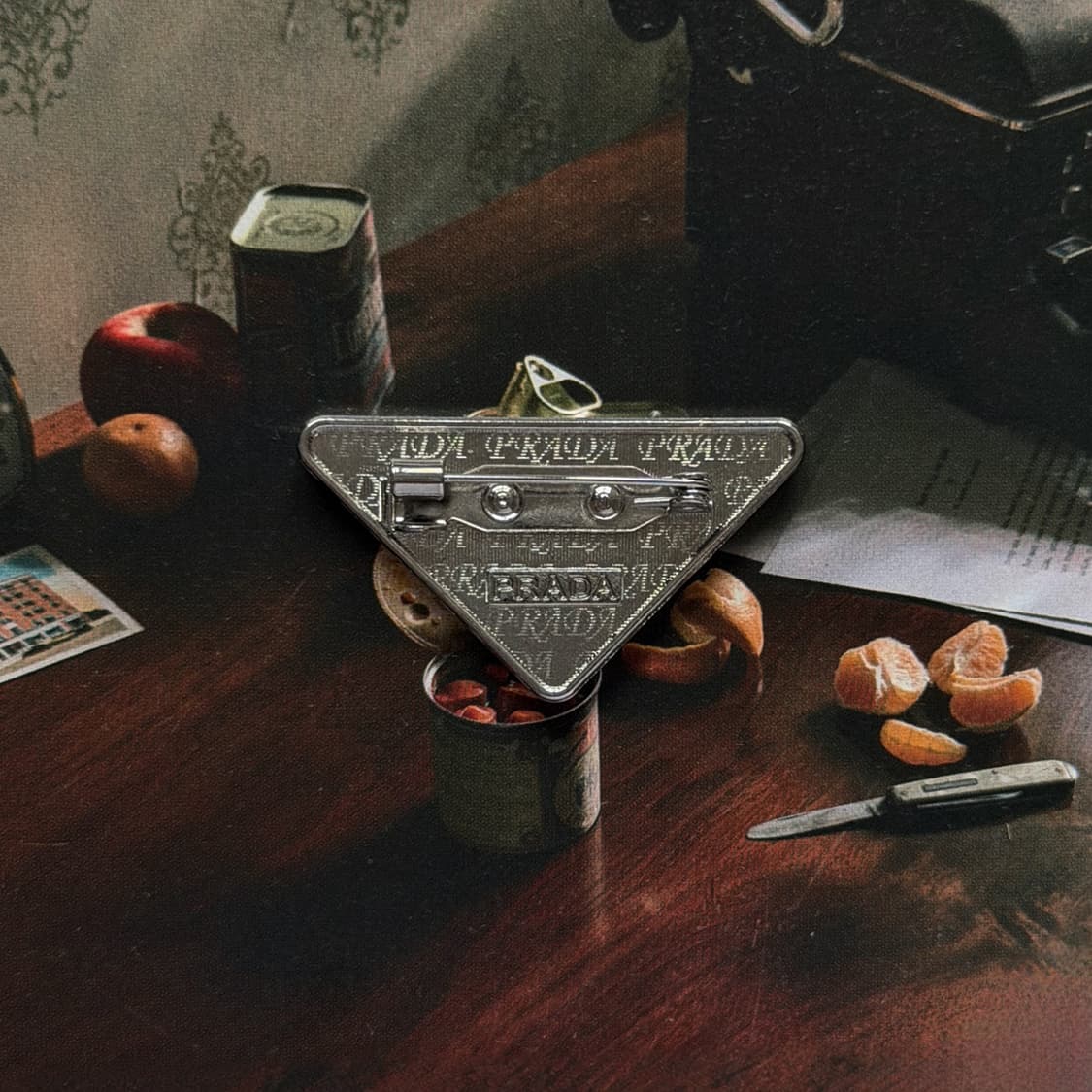 프라다 트라이앵글 메탈 브로치 상품이미지3