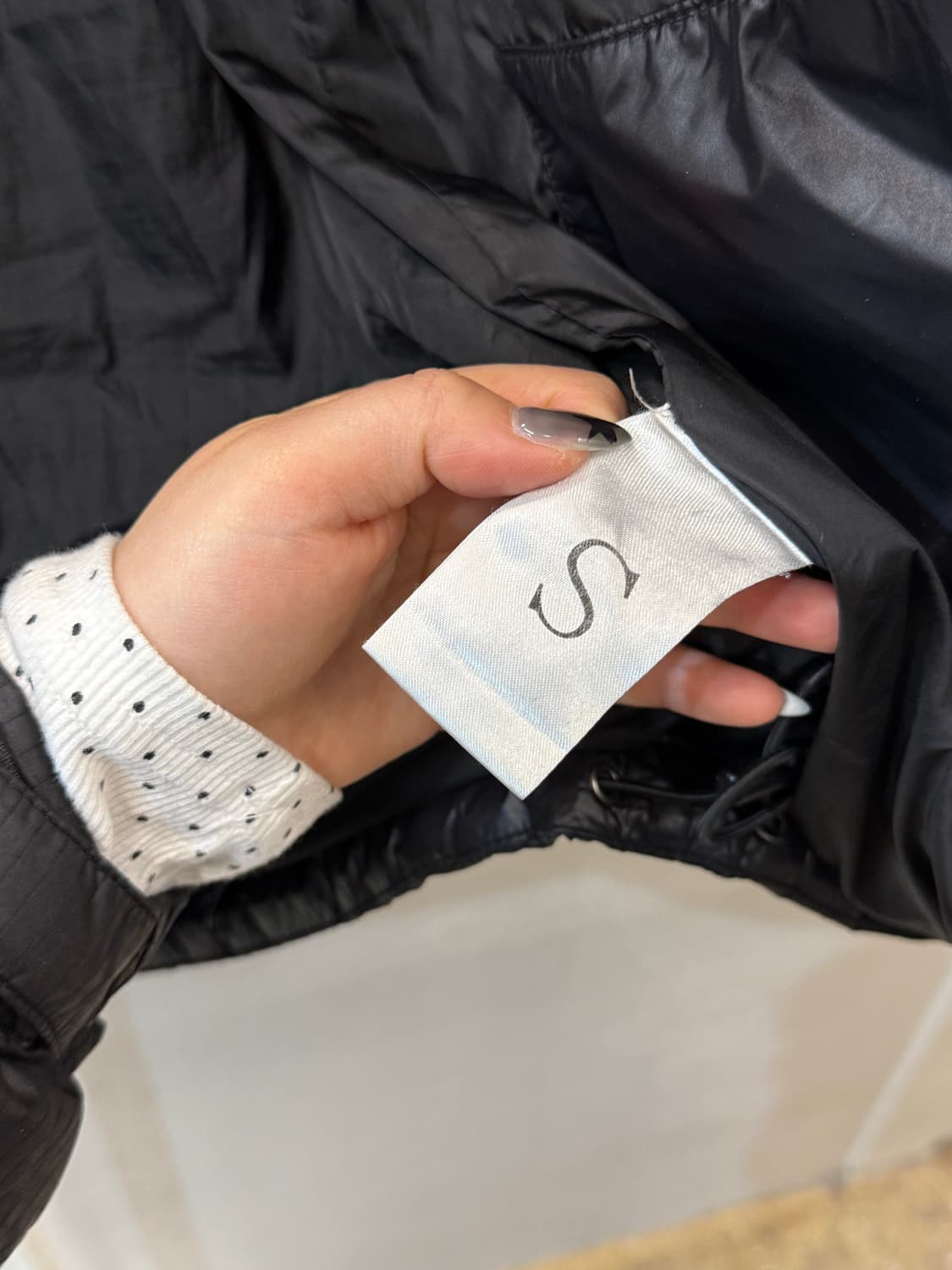 Matin Kim 마뗑킴 블랙 글로시 패딩 S *지퍼고장 상품이미지4