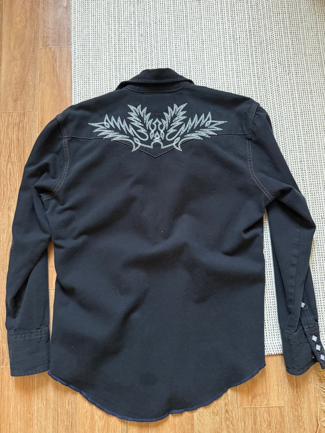 The letters 랭글러 블랙 데님 웨스턴 셔츠 상품이미지6