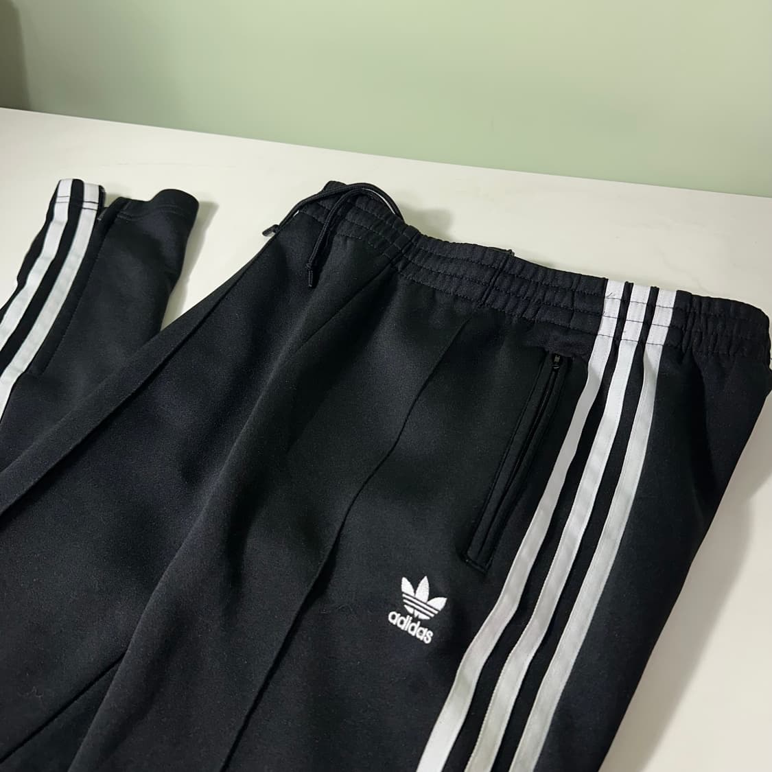 우먼S 아디다스 오리지날 불꽃로고 져지재질 SST 트랙팬츠 상품이미지1
