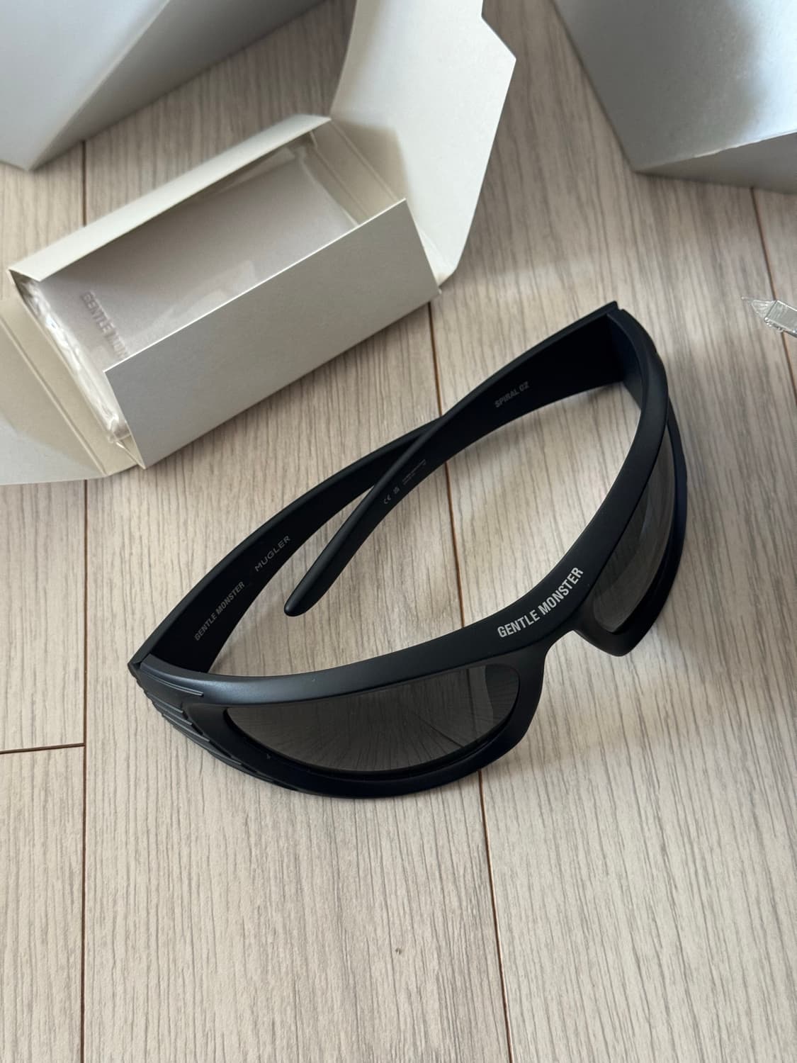 젠틀몬스터 x 뮈글러 스파이럴02 선글라스 상품이미지3