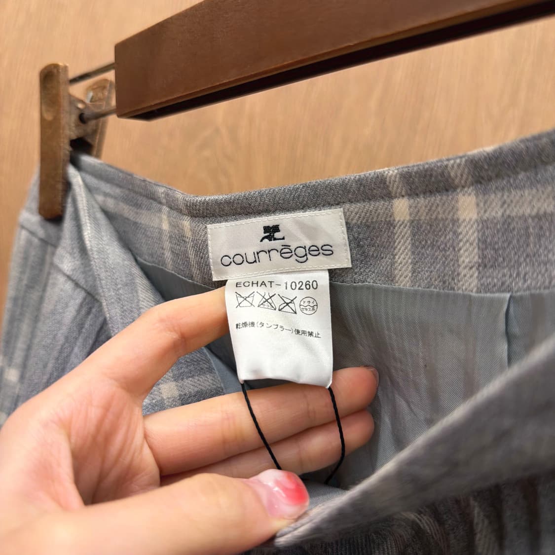 꾸레쥬 롱 플리츠 스커트 체크 패턴 디테일 플레어핏 라이트 그레이 상품이미지6