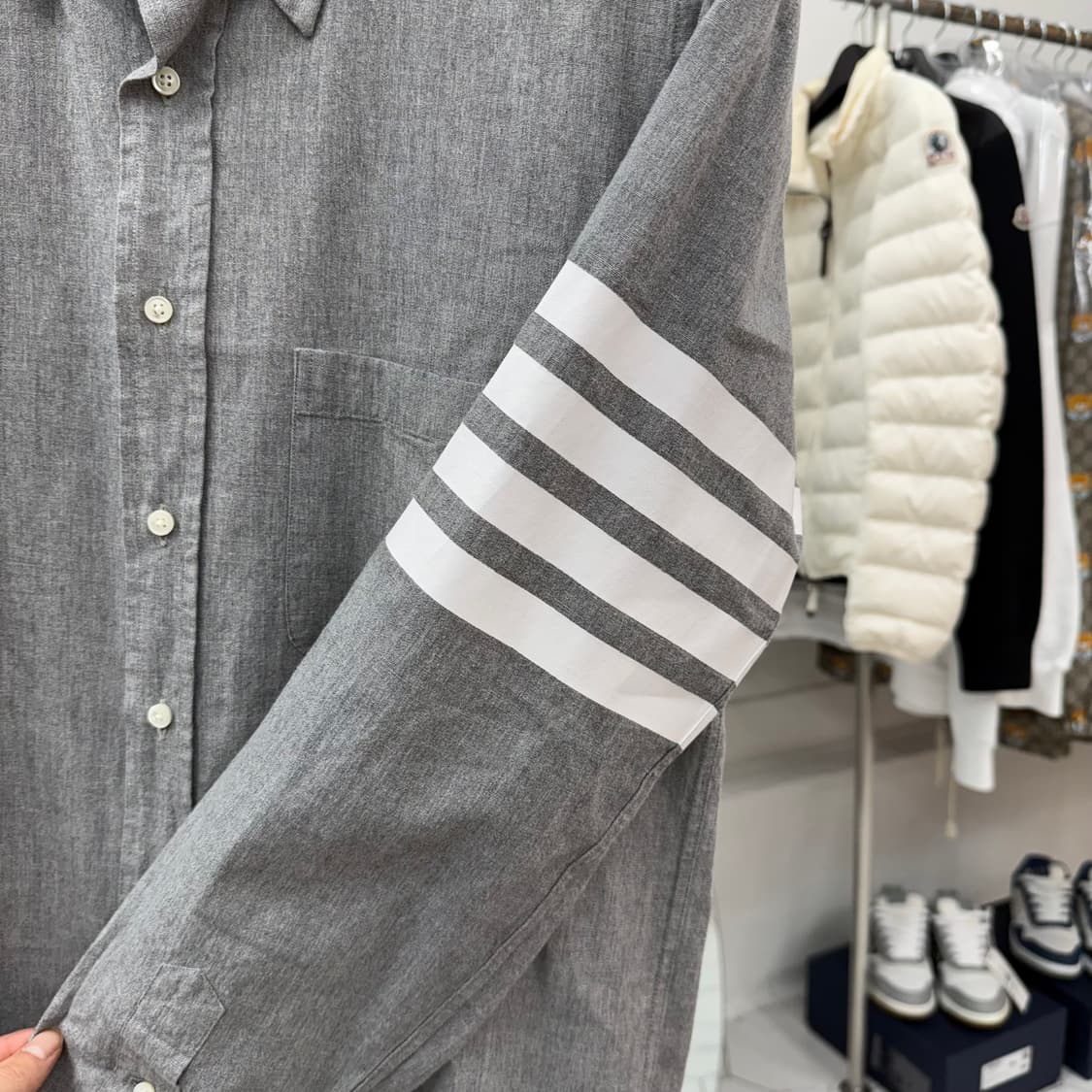 [2] 톰브라운 샴브레이 사선완장 셔츠 그레이 상품이미지4