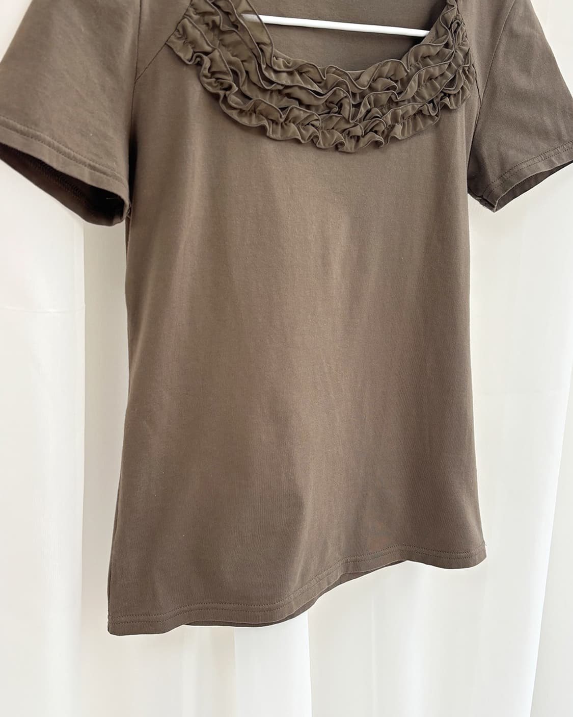 Reflect 네크 러플 트리밍 카키 브라운 반소매 티셔츠 상품이미지4