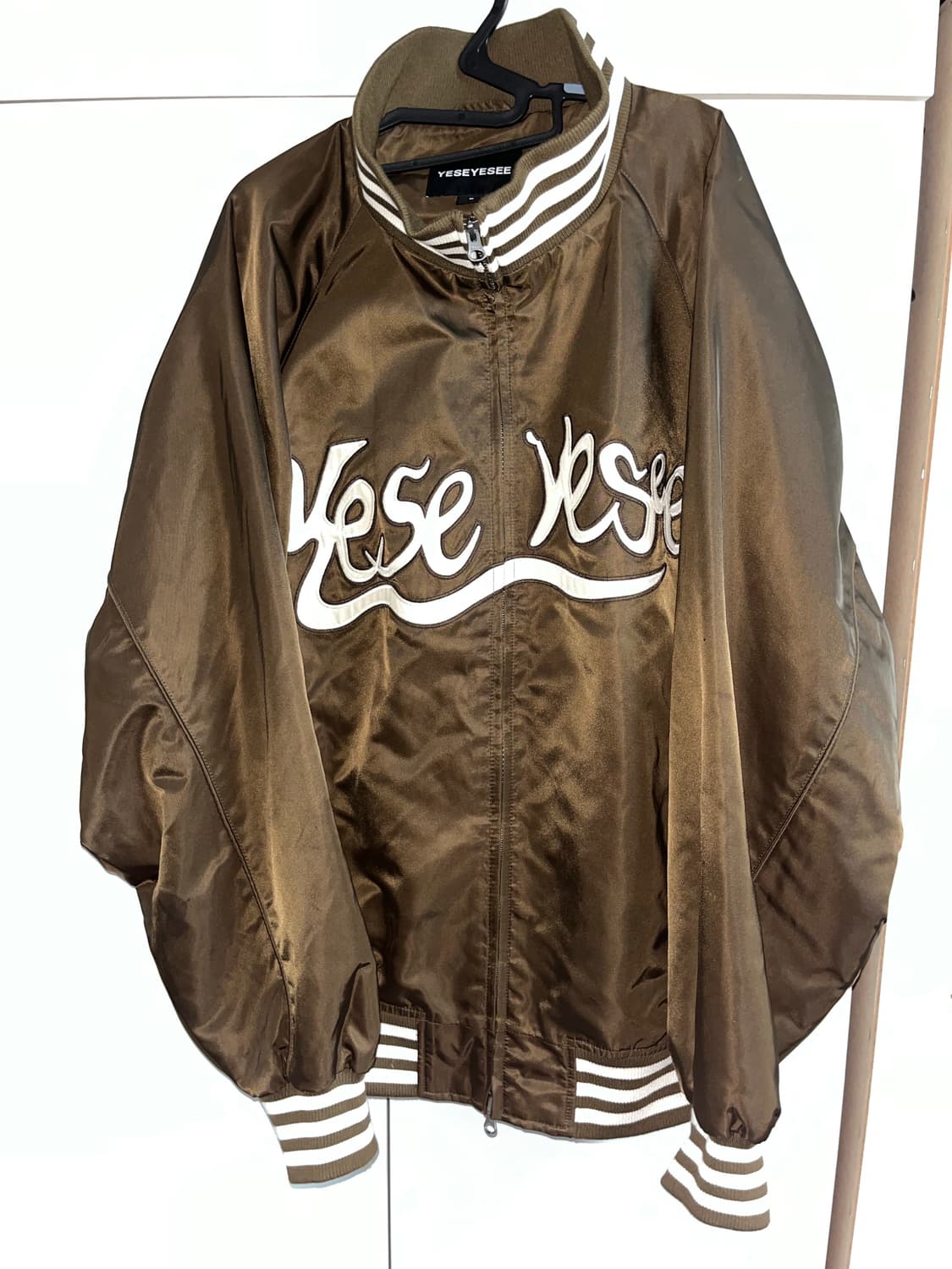 YESEYESEE Y.E.S Snail Logo Stadium Jacke 상품이미지2