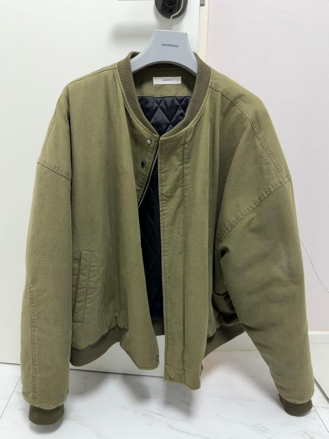 [os] 논노드 서퍼 다이 서지 봄버 자켓 카키 상품이미지1