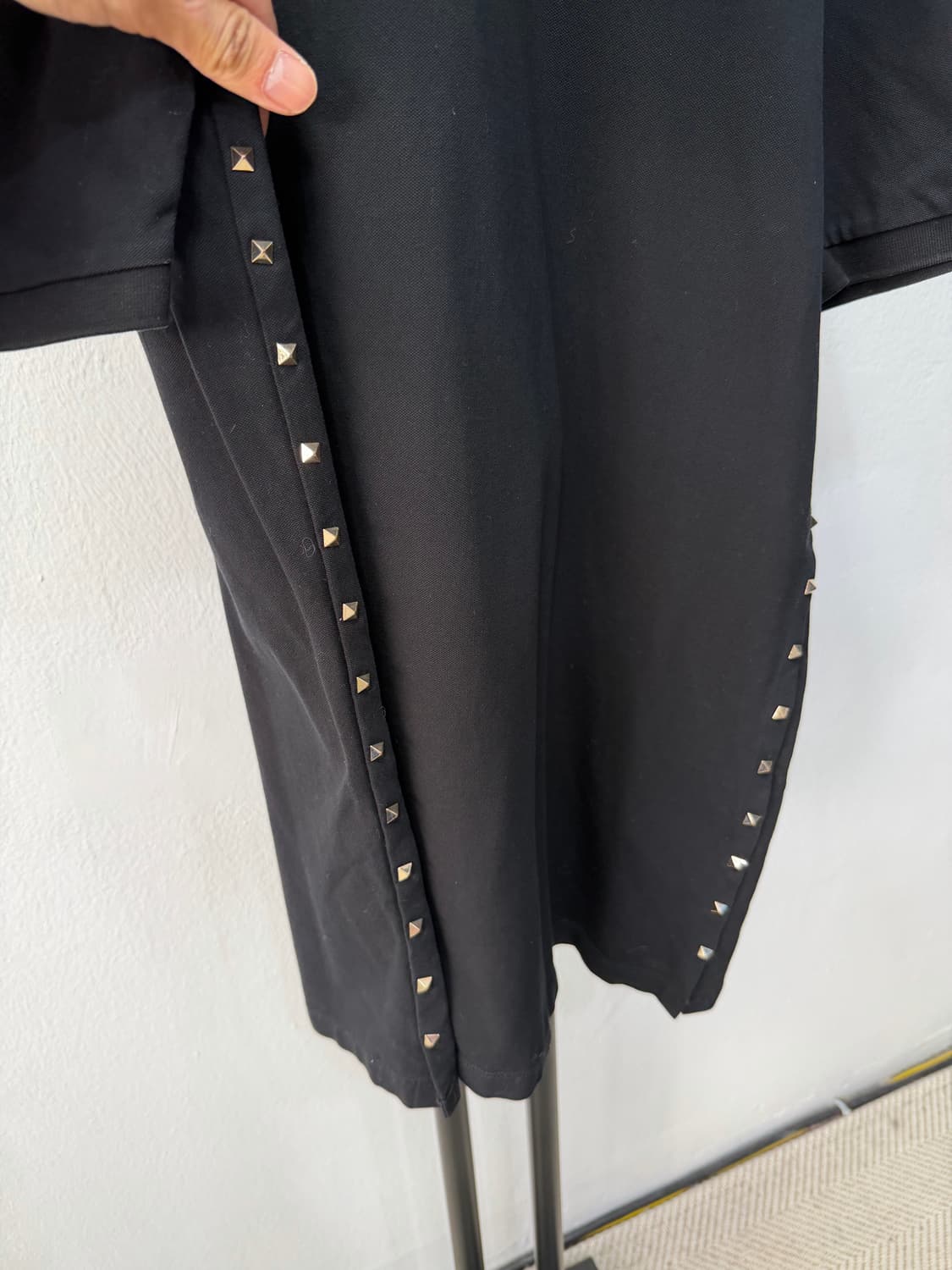 정품) 발렌티노 남성 블랙 스터드 반팔 카라티 XXL 상품이미지4
