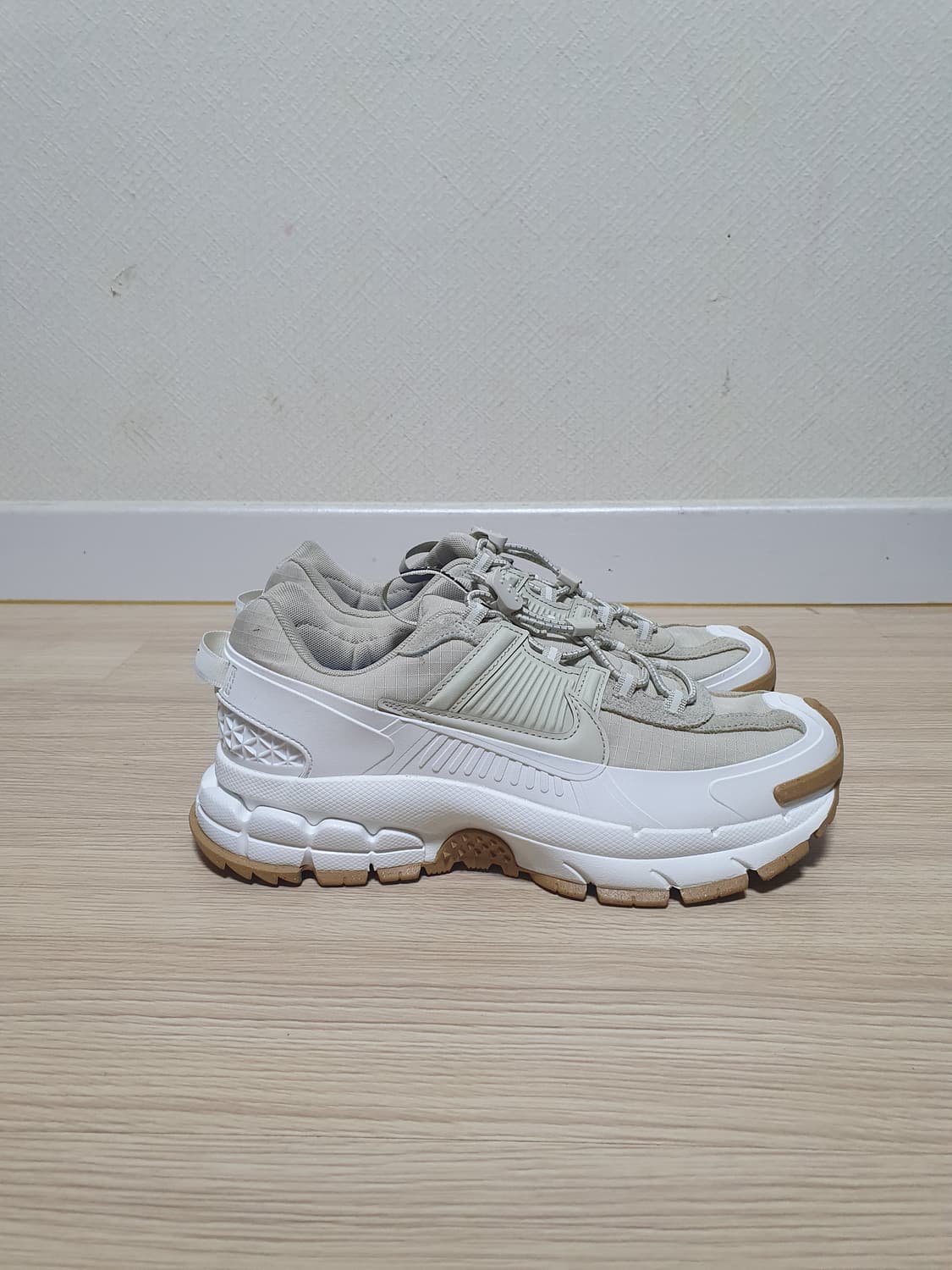 나이키 줌 보메로 룸 세일:검 라이트 스톤 255 상품이미지1