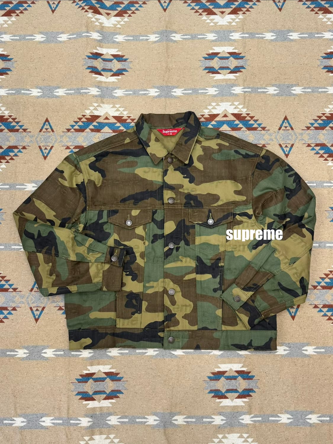 [M] 슈프림 자카드 로고 데님 트러커 자켓 우드랜드 카모 - 25FW 상품이미지1