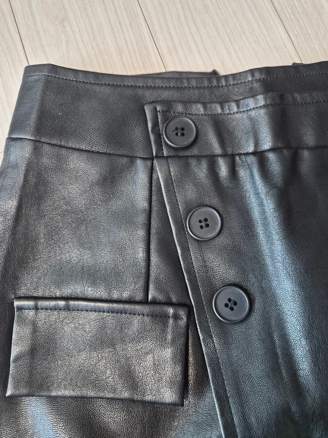 버튼 포인트 레자가죽 랩 미니스커트 상품이미지3