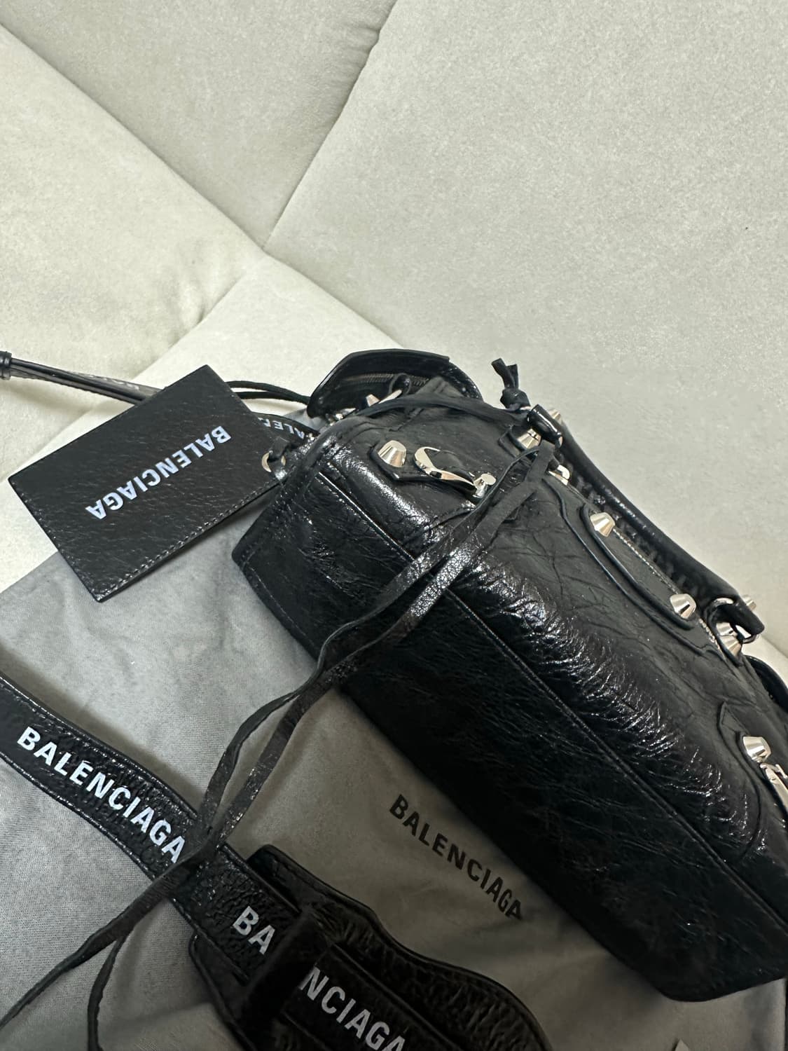 [SA 정품] 발렌시아가 로고스트랩 시티 모터백 블랙 상품이미지6