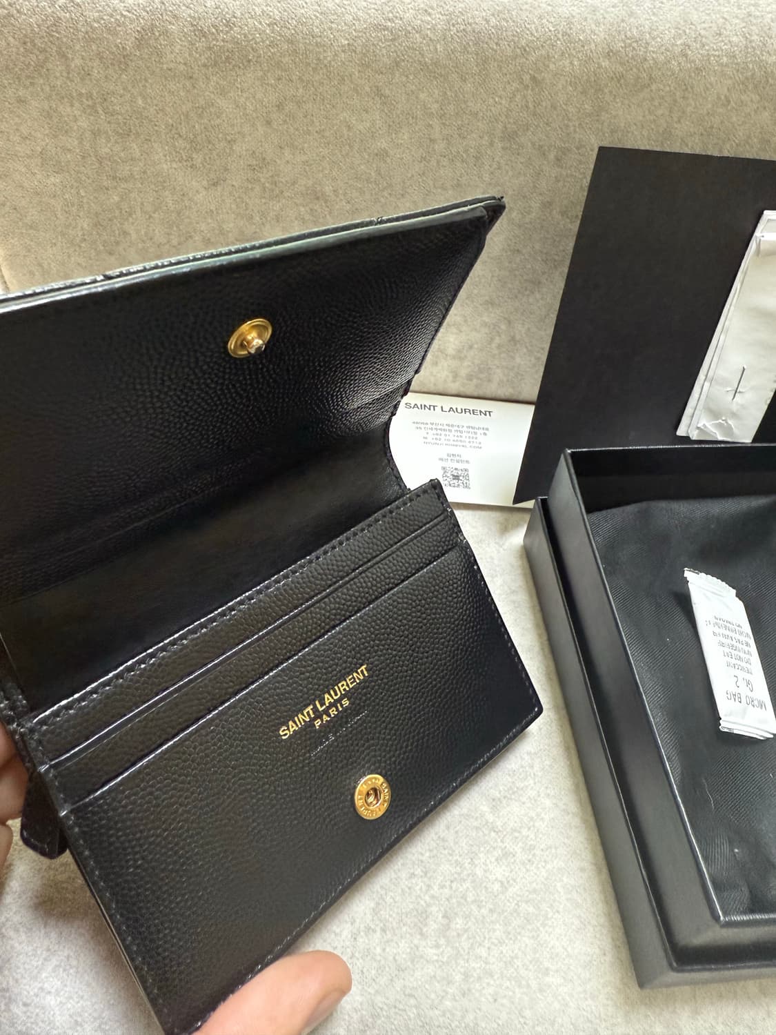 입생로랑 금장 모노그램 풀구성 마틀라세 지갑 668290 BOWA1 상품이미지2