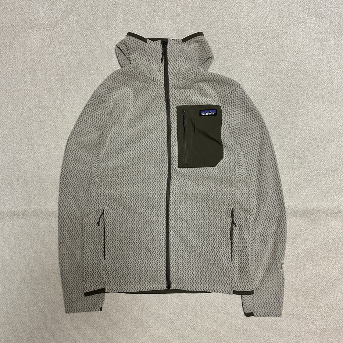 파타고니아 맨즈 R1 에어 풀집 후디 상품이미지2