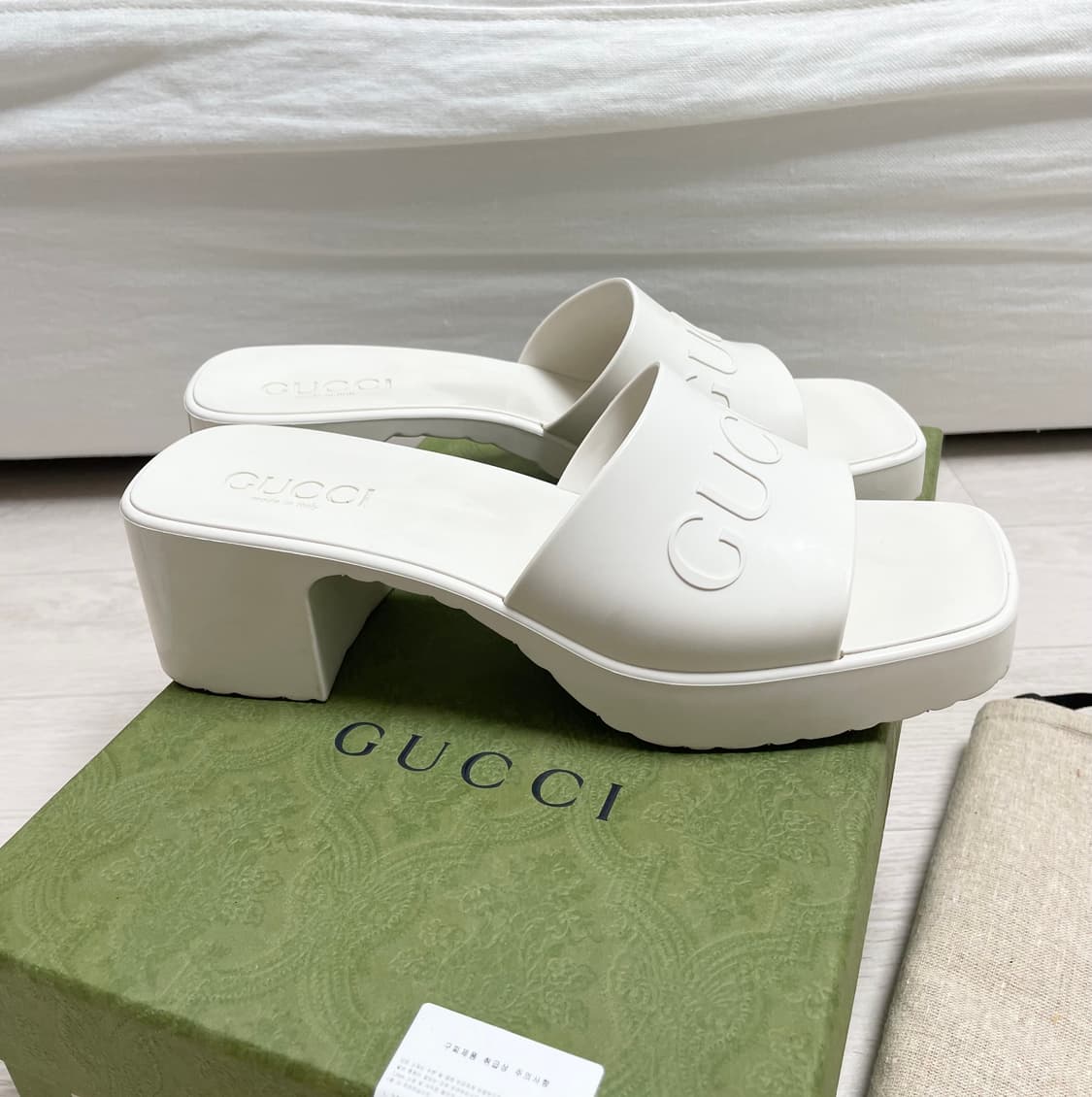 구찌 GUCCI 러버 슬라이드 샌들 화이트 (245-250) 상품이미지8