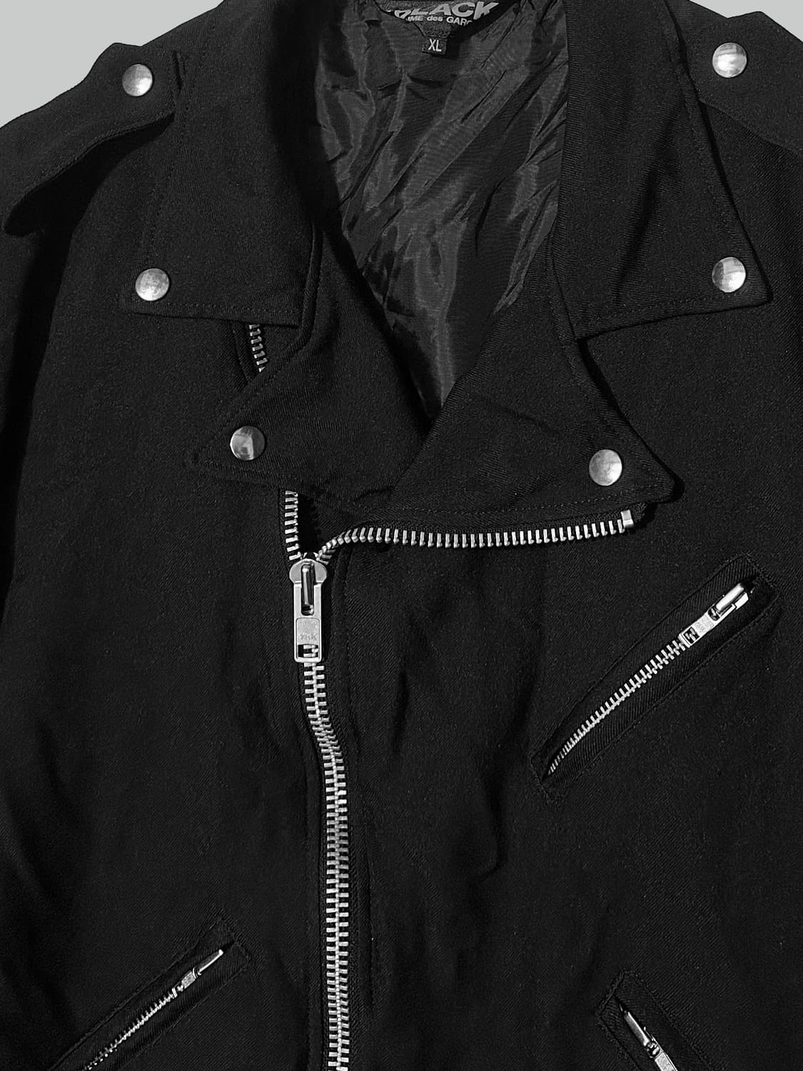 꼼데가르송 블랙 축융 폴리 패치 라이더 자켓 상품이미지4