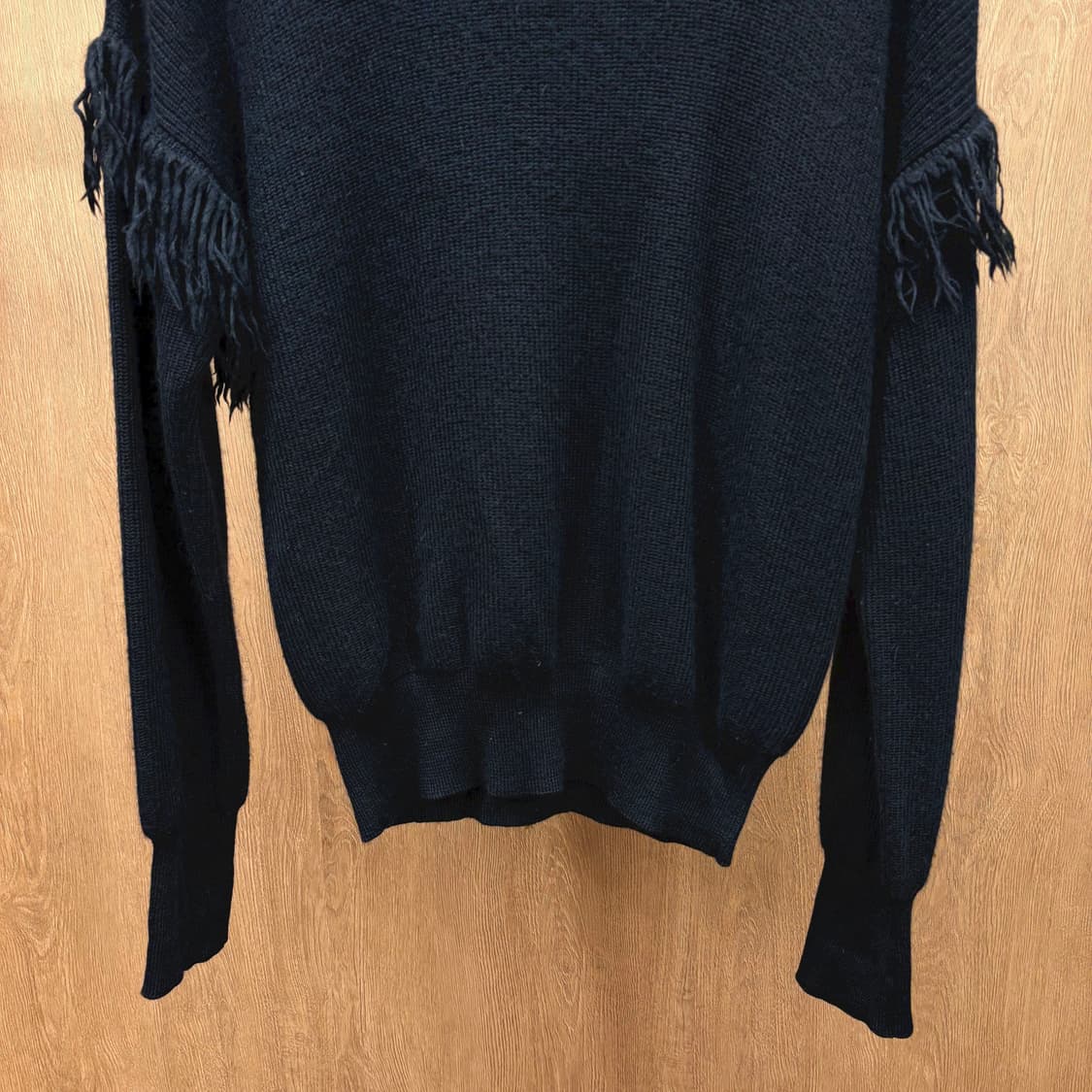 토리버치 라운드넥 긴팔 니트 밑단 시보리 어깨 프린지 디테일 블랙 상품이미지5