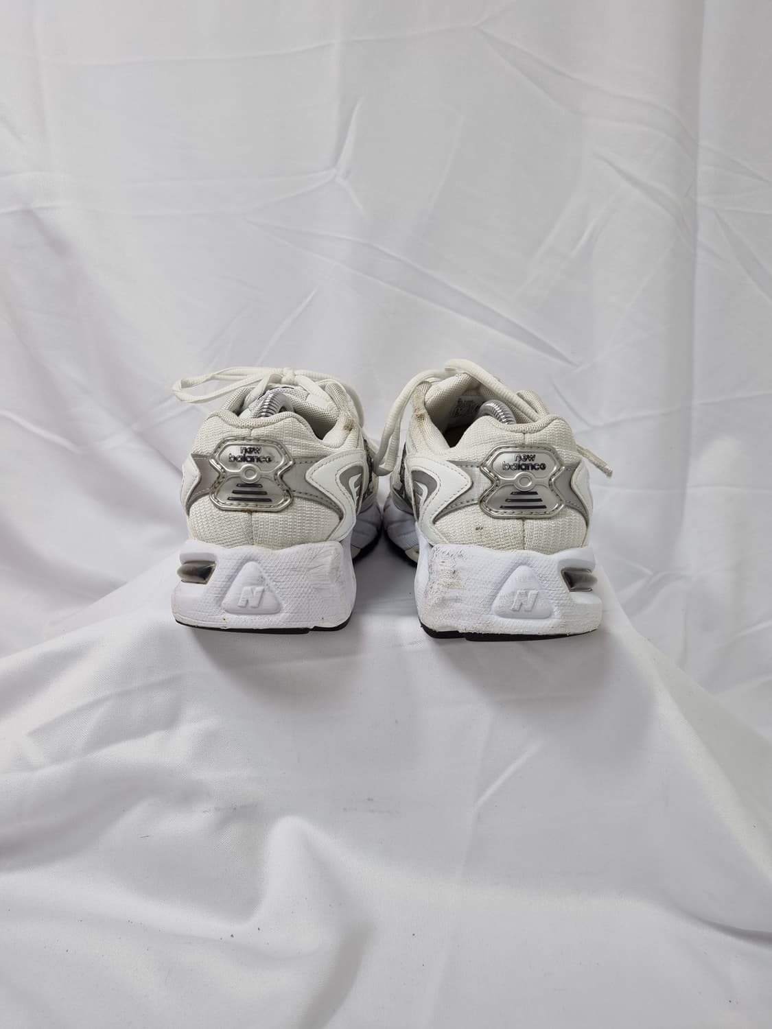 235 뉴발란스 725 실버 스니커즈 상품이미지3