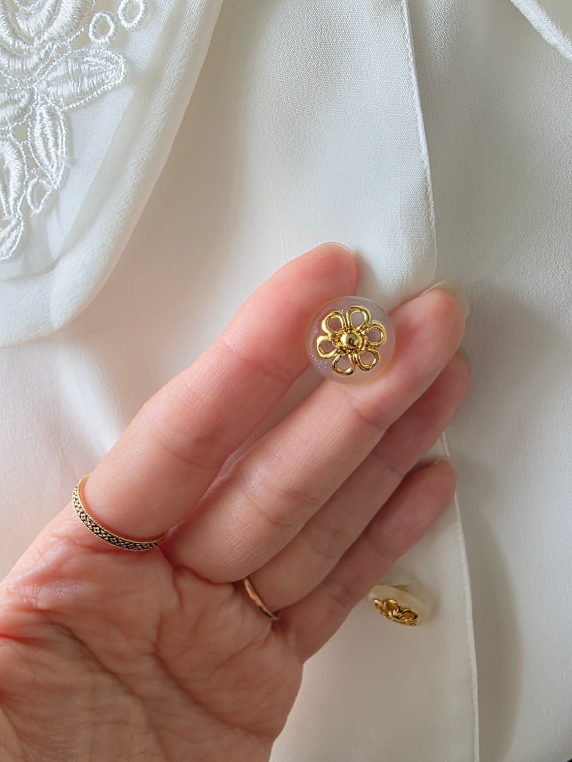 화이트 오간자 자수 빅카라 블라우스 상품이미지4