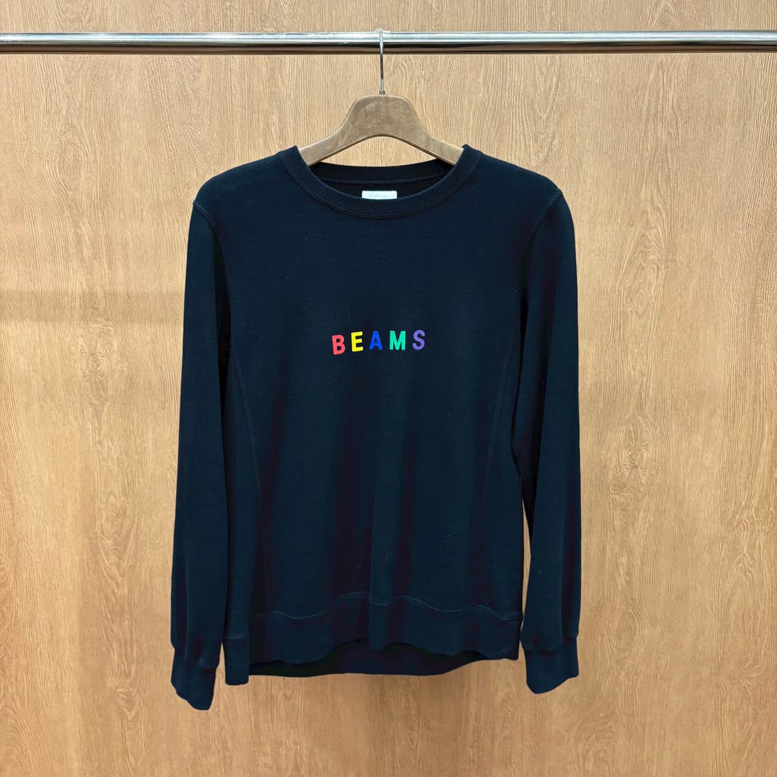 빔즈 코튼 긴팔 맨투맨 멀티 컬러 로고 자수 디테일 레귤러핏 블랙 상품이미지2