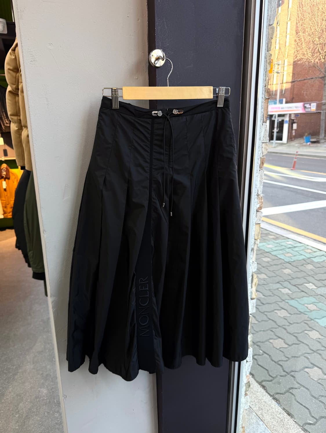 40/ 몽클레어 신형 플레어 미디 나일론 스커트 상품이미지4